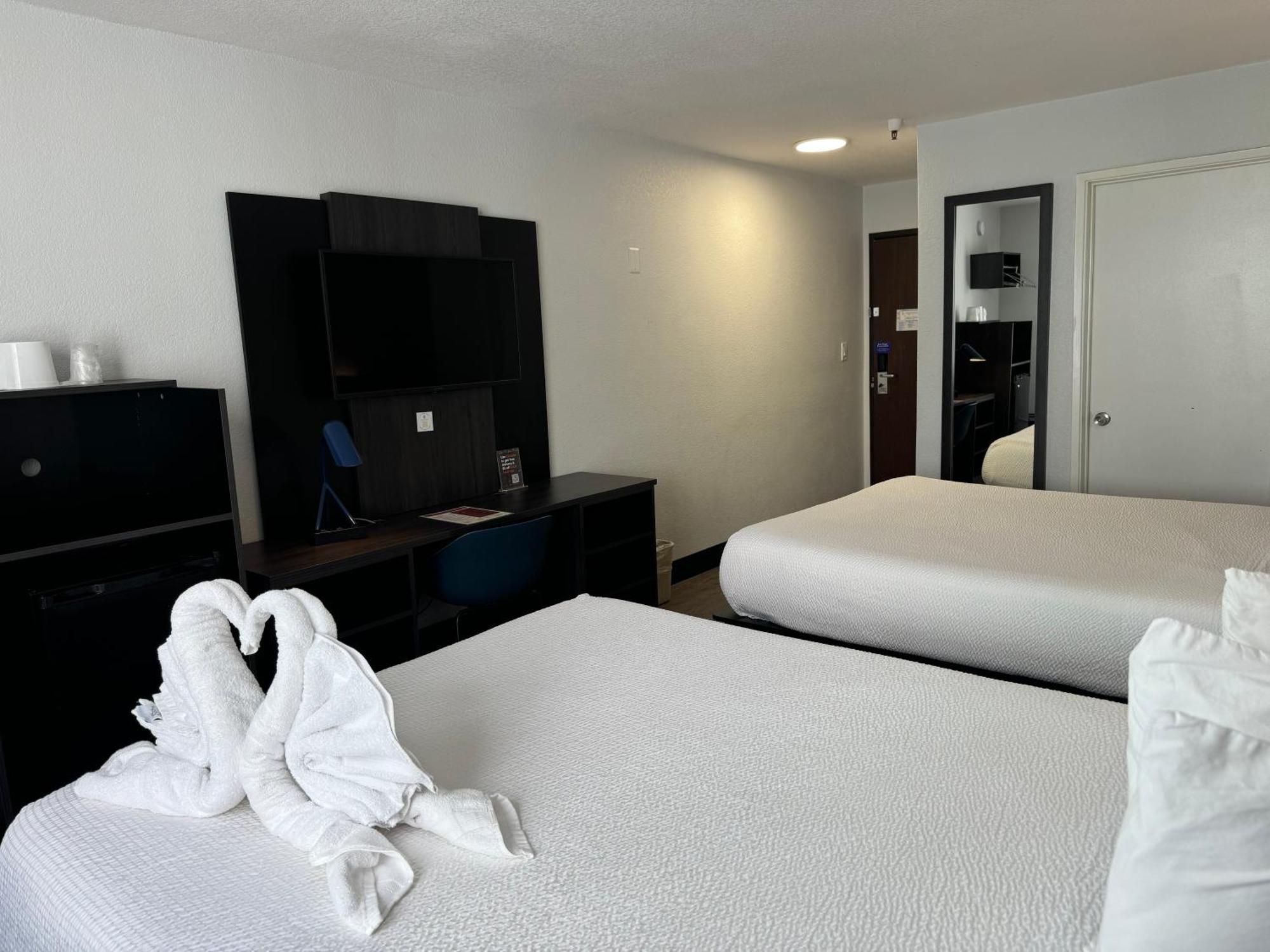 6 Hollywood Motel 2*